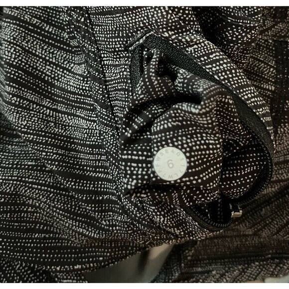 Lululemon Tracker Short IV Black Waistband Women's‎ Activewear Shorts Size 6 - Picture 4 of 5